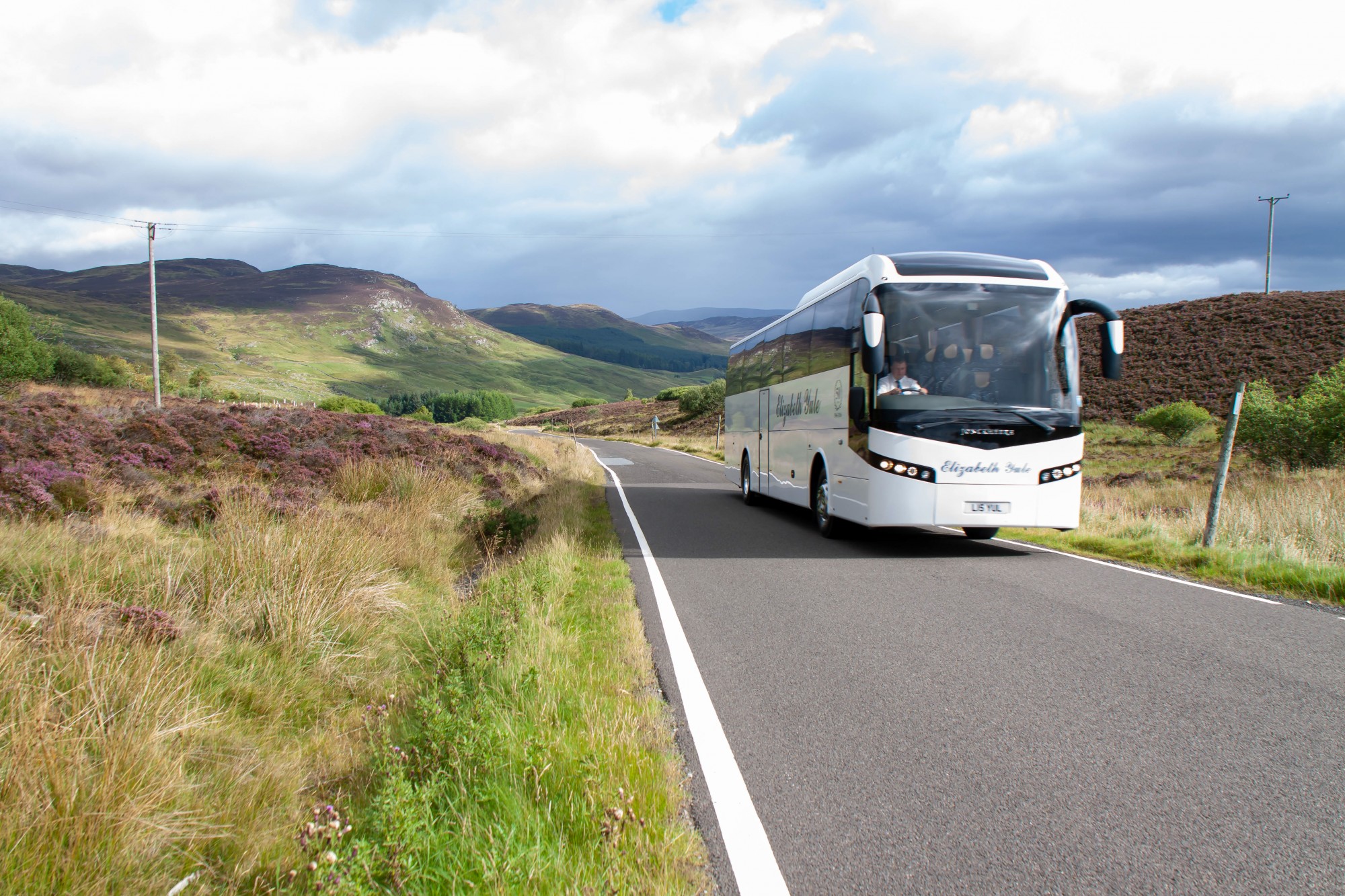 LI5 YUL coach fleet leaving Kirkmichael heading over Moulin moor